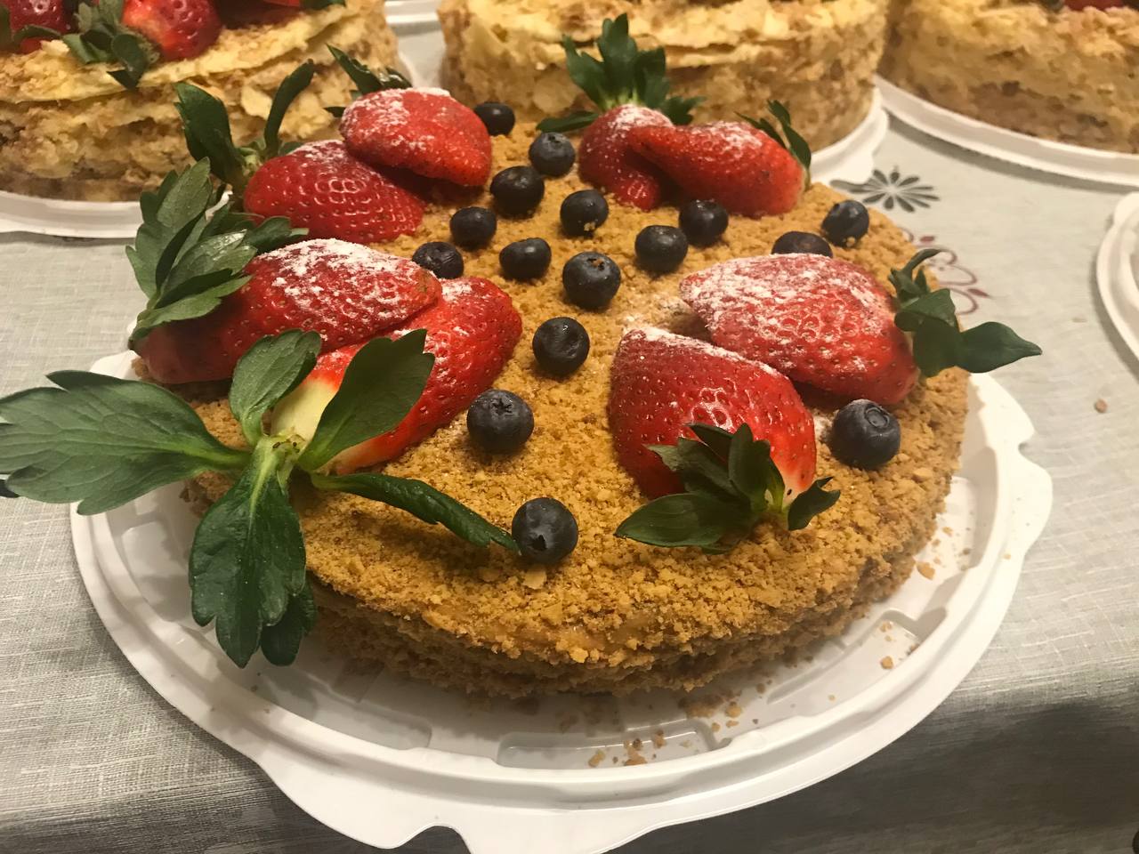 Слоёный торт с клубникой, голубикой и штрейзелем